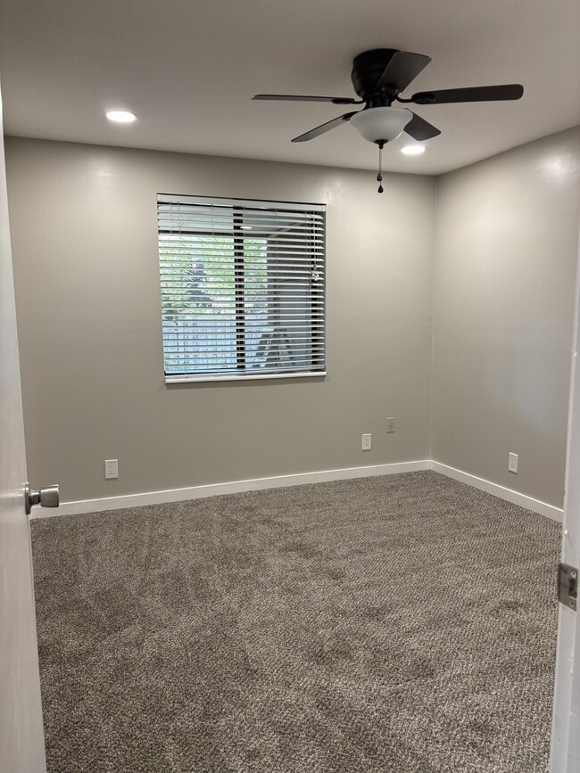 Building Photo - 123 E 300 N