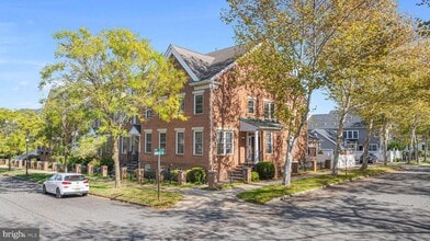 Building Photo - 102 Burnet Crescent Building Photo - 102 Burnet Crescent