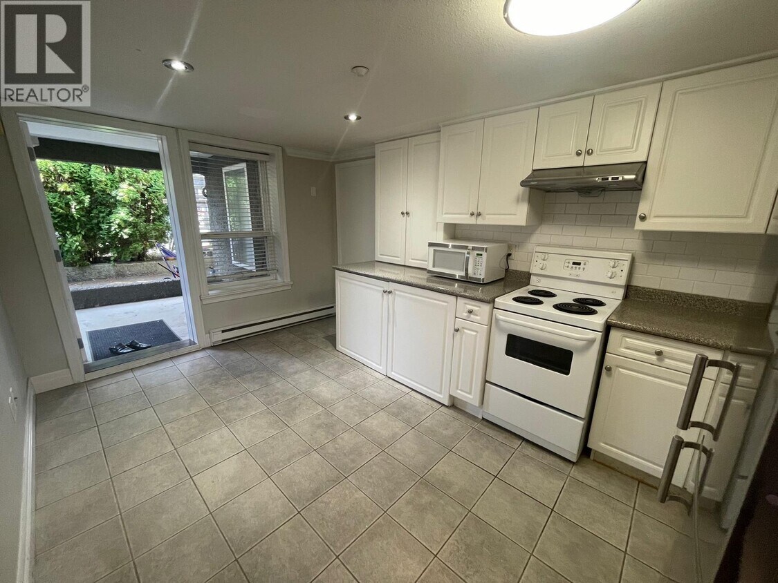 Photo du bâtiment - 4585 Commercial St