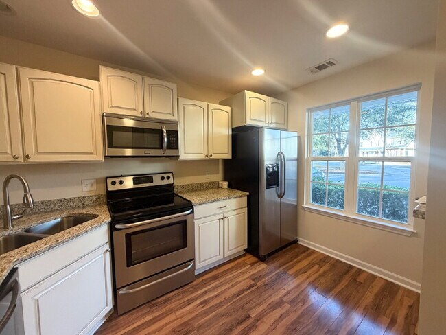 Foto del edificio - Updated & Spacious Two Bedroom Townhouse!