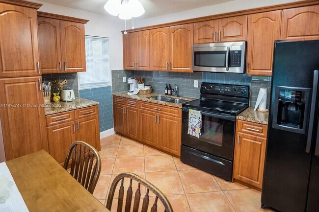 Foto del edificio - 3761 SW 14th St