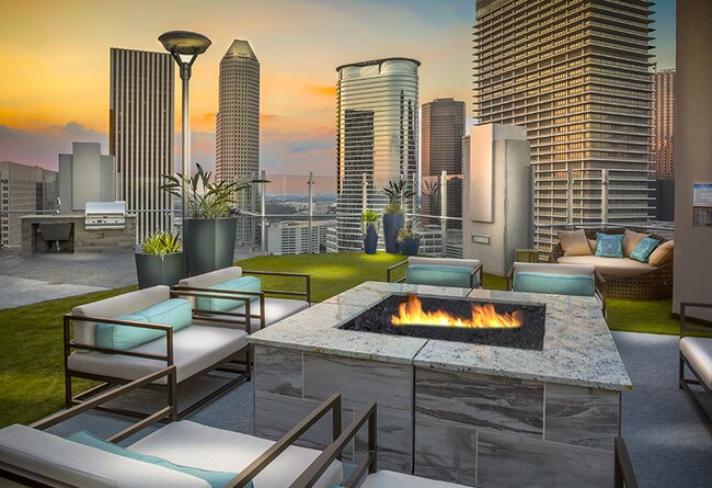 Building Photo - Luscious Studio Apt of Amazingness