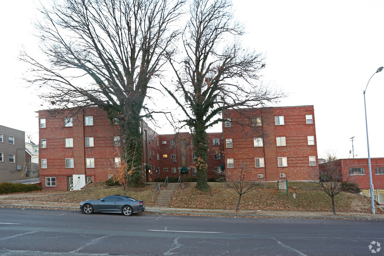 Primary Photo - Hampton Courtyard Apartments