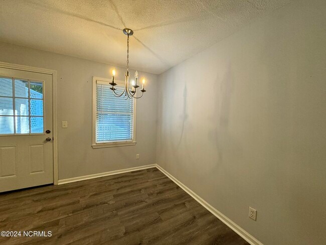 Building Photo - 4827 Long Branch Dr