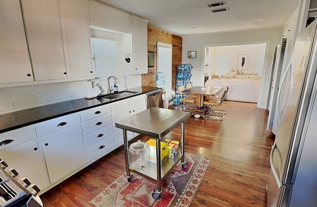 Foto del edificio - Updated & Modern Home Built in 1940's this is a must see! Hidden Gem! FREE MONTHS RENT WITH MOVE ...