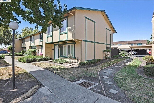 Foto del edificio - $1,000 MOVE IN SPECIAL!!! 4 Bedroom/ 3 Bat...