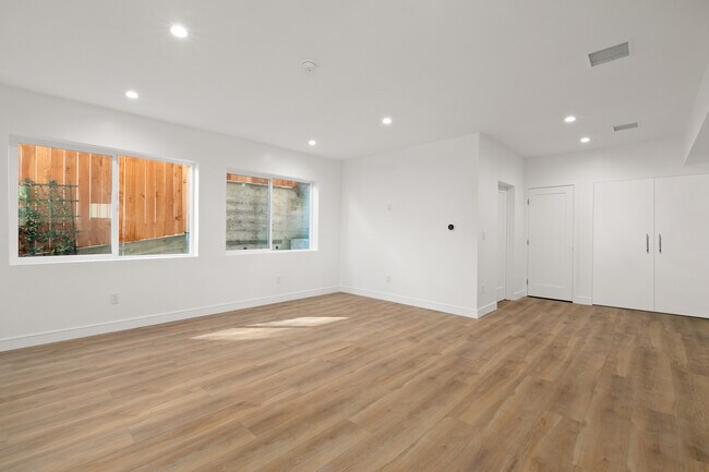 Foto del edificio - 8304 Pershing Dr