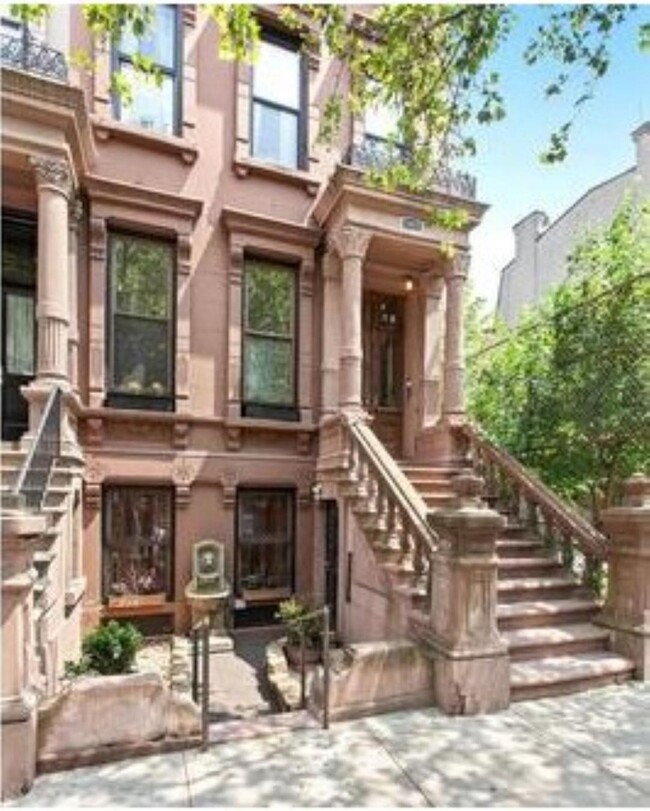 Facade - 1987 Madison Ave
