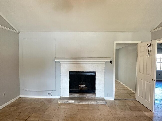Building Photo - 4613 Sandalwood Ave