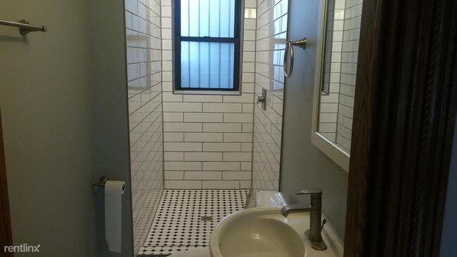 Foto del edificio - 7601 N Eastlake Terrace