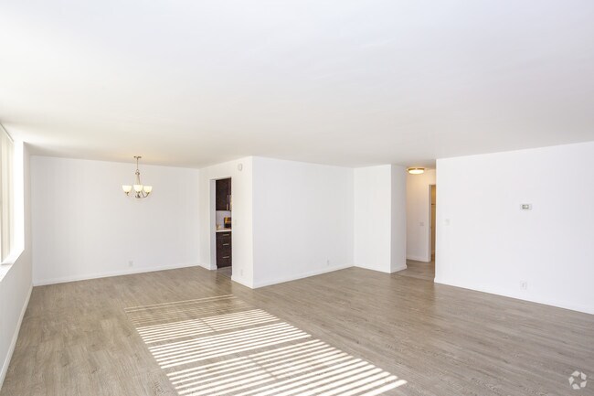 2 habitaciones, 2 baños - 1281 pies cuadrados de sala de estar/comedor abierto - 468 South Roxbury