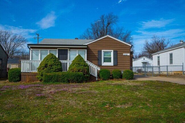 Building Photo - Charming And Cozy 2 Bedroom Home