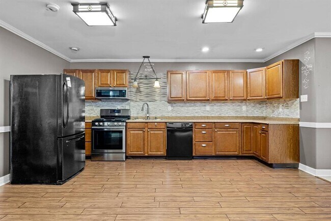 Foto del edificio - 7648 Broadview Dr