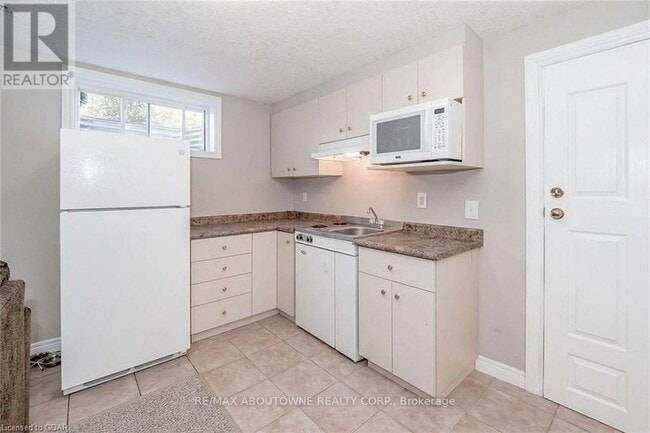 Photo du bâtiment - 7 Clairfields Dr W