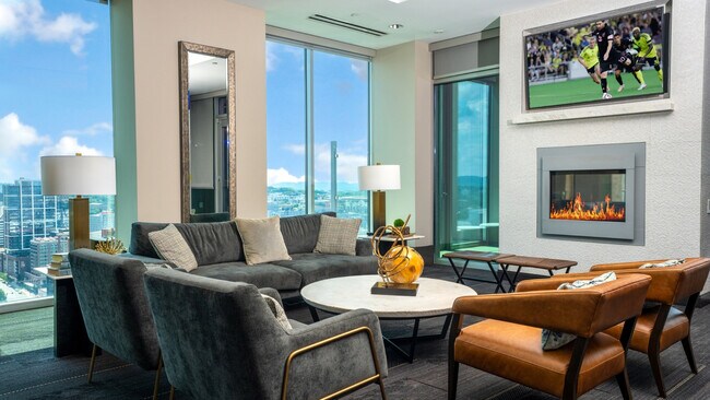 Salón y espacio de entretenimiento para residentes en la azotea - SkyHouse Nashville