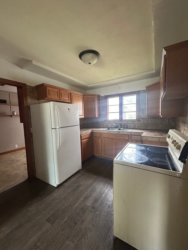 Building Photo - 417 W Claflin Ave