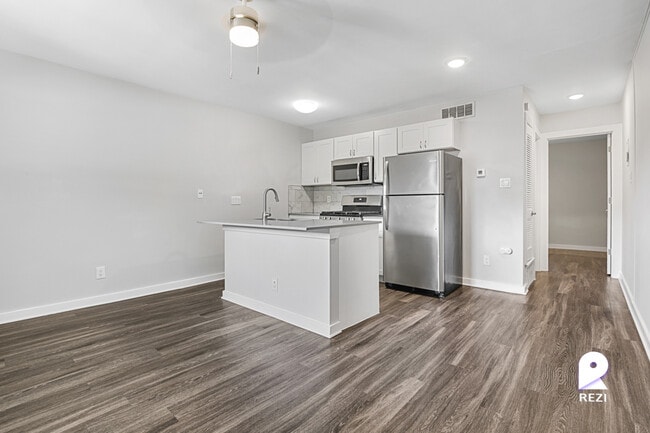 Building Photo - 902 Romeria Dr