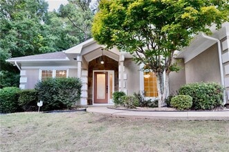 Building Photo - 911 Oakwood Dr