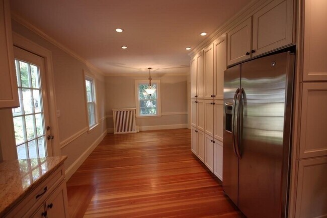 Foto del edificio - 30 Farmcrest Ave