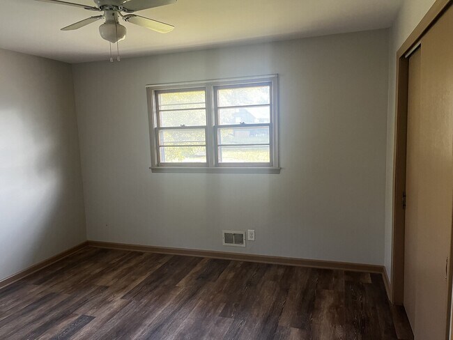 Building Photo - 1406 Kenton St
