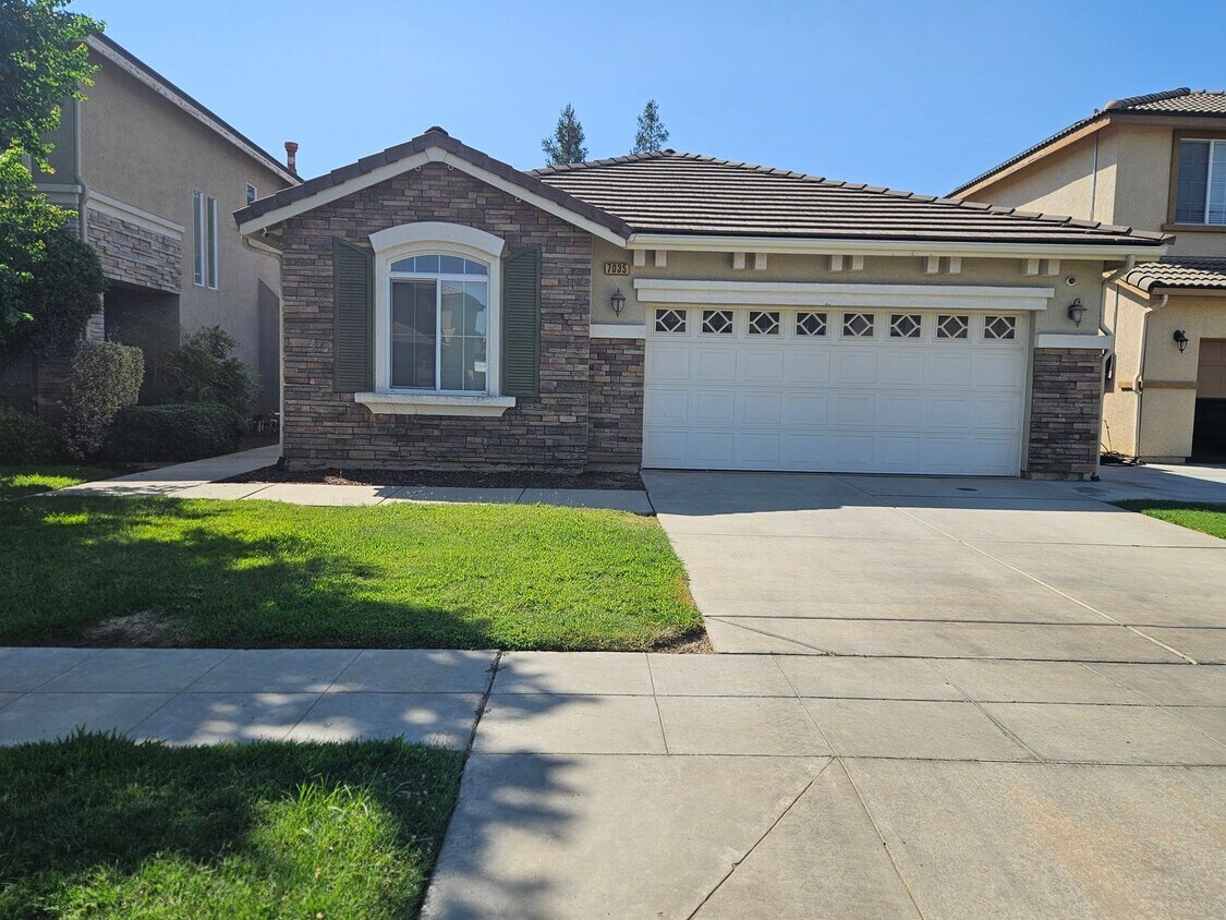Foto principal - 7035 E Dayton Ave