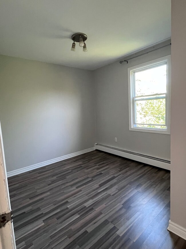 Building Photo - SPACIOUS RENOVATED TWO BEDROOM APARTMENT - COLE HARBOUR