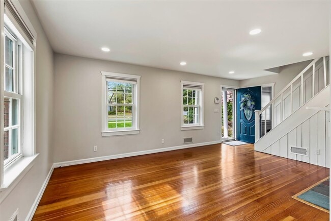 Building Photo - 373 Great River Rd