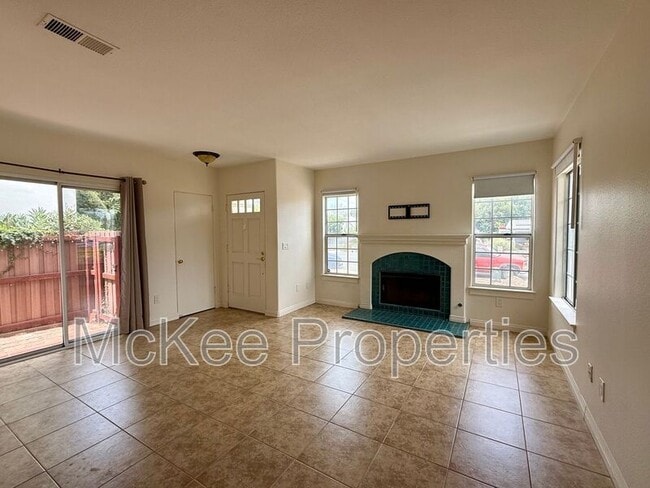 Building Photo - 4734 E Mountain View Dr