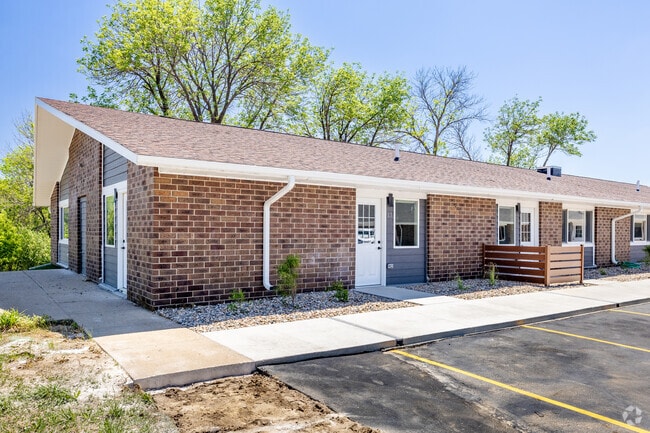 Building Photo - Woodland Hills Townhomes – Comfortable & C...