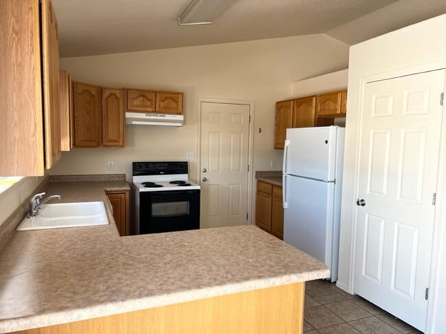 Building Photo - ALL PROSPECTIVE TENANTS MUST SUBMIT A $58 NON-REFUNDABLE APPLICATION FEE PER APPLICANT ONLINE AND...