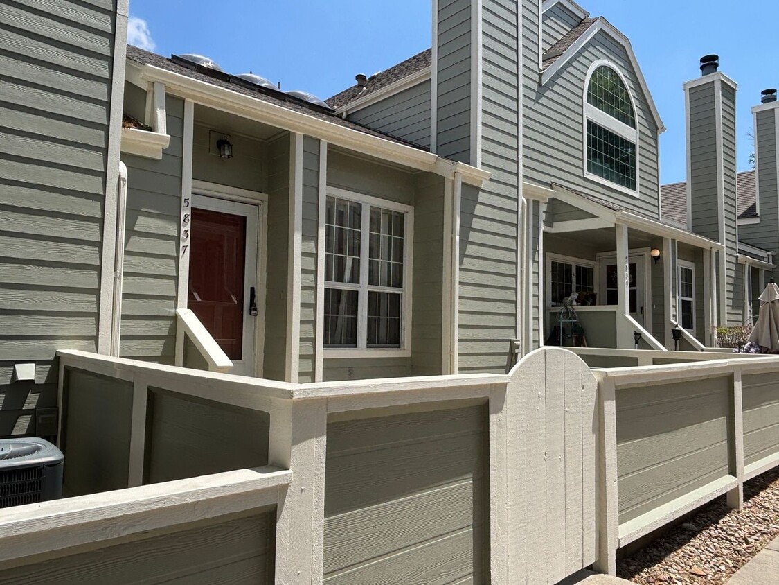 2-story townhome with attached 2-car garage! Finished basement. - 2-story townhome with attached 2-car garage! Finished basement.