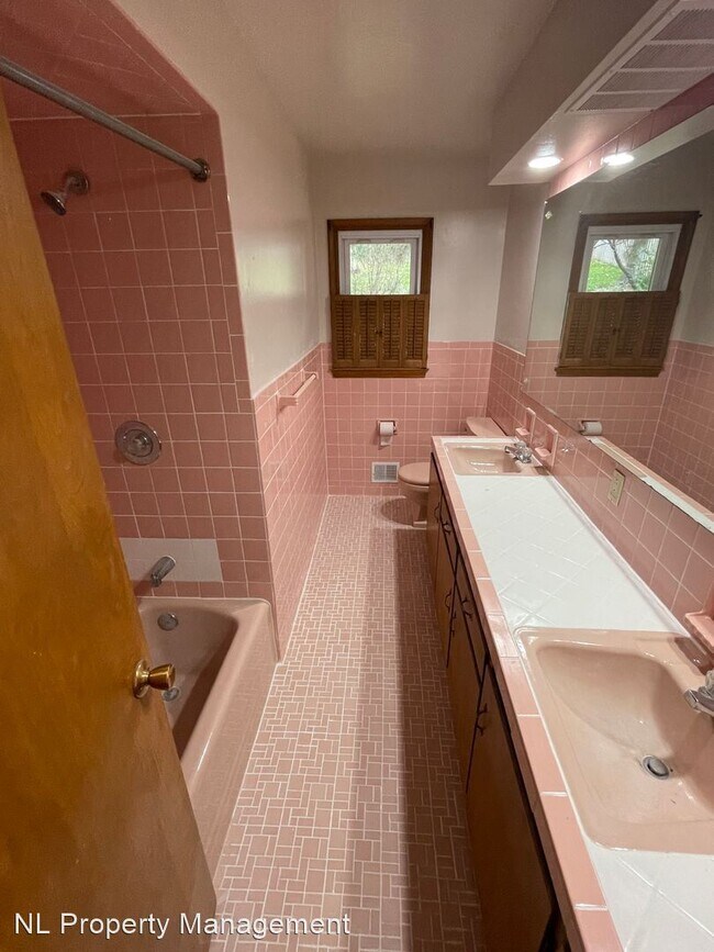Building Photo - 3 br, 1.5 bath House - 9232 Dorcas Street