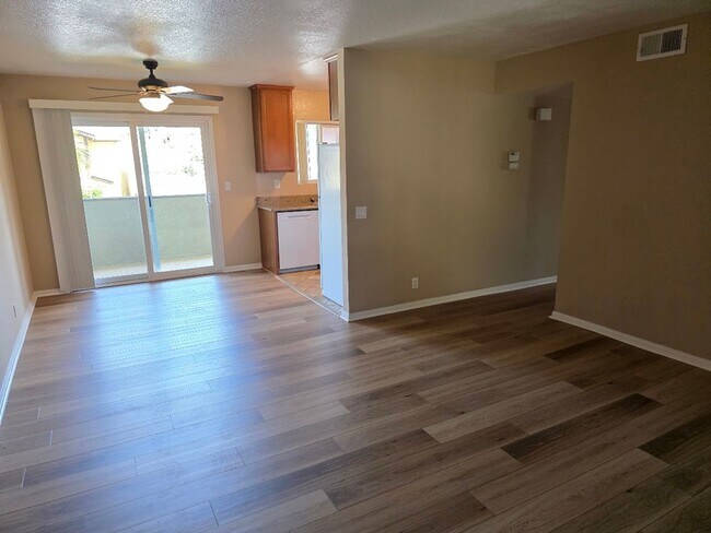 Foto del edificio - Two Bedroom Upper Unit Condo in Oceanside