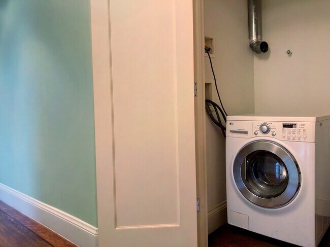Building Photo - Charming 1 Bed, 1 Bath Cole Valley Condo -...