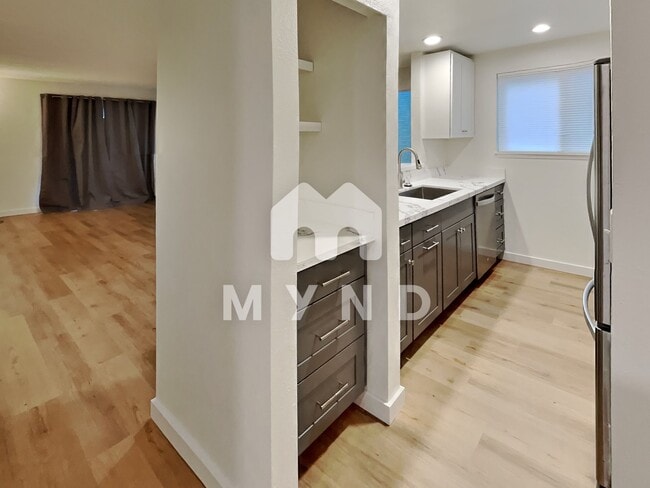 Building Photo - 14622 NE 30th Pl 18-B