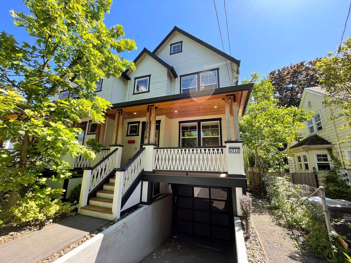 Primary Photo - Stunning Home close to N Mississippi with ...