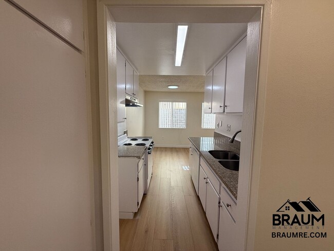 Foto del edificio - 5461 Kester Ave