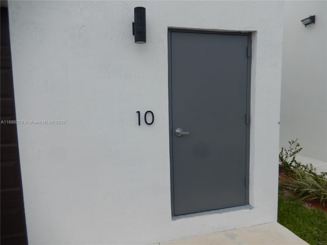 Photo - 16955 SW 100th Ave Apartment