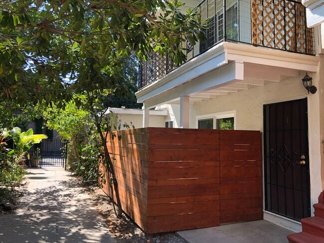 Newly Upgraded 2 bd and 1 ba unit in a secluded and peaceful fourplex - 925 Ravenscourt Ave Apartments