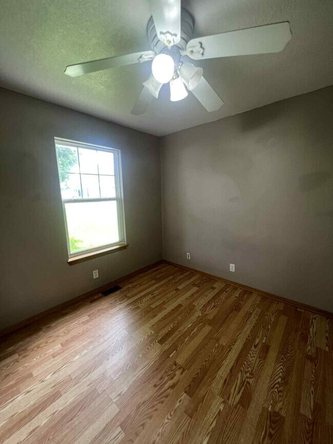 Foto del edificio - COMING SOON: CUTE 2 BEDROOM / 1 BATHROOM H...
