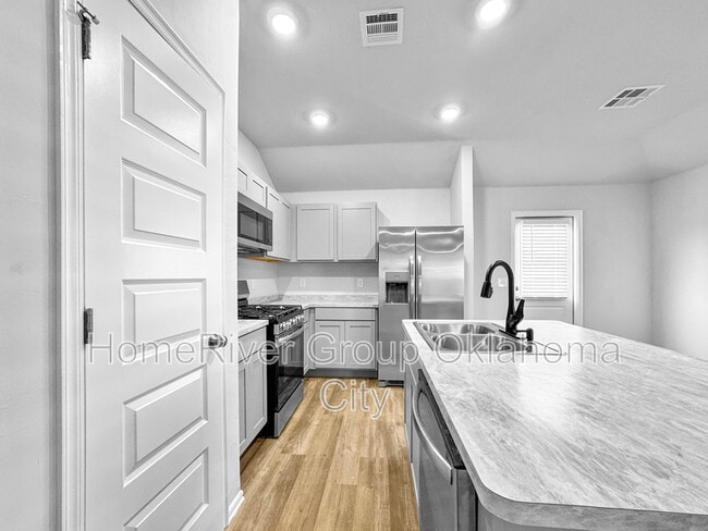 Building Photo - 1224 S Brk Dr