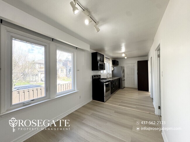 Photo du bâtiment - All-Inclusive 2-Bedroom Main Level Apartment with Porch & Backyard – Pet Friendly – Etobicoke