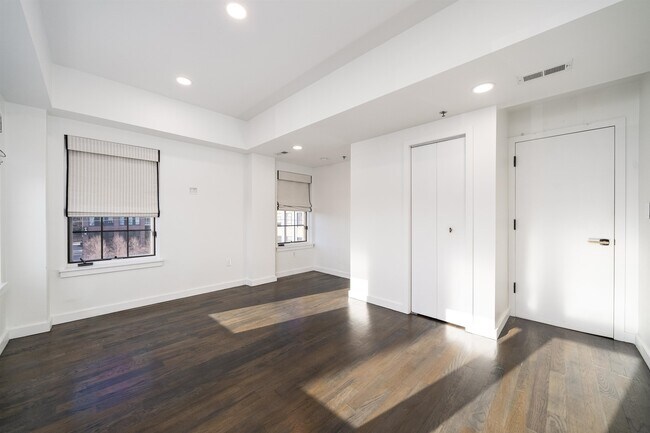 Building Photo - 701 Monroe St