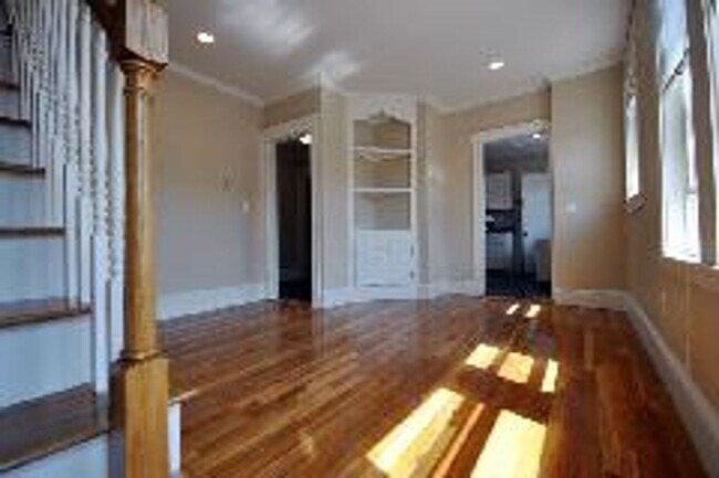 Foto del edificio - AVAILABLE SEPTEMBER 1ST - Huge, Beautiful, Fully Renovated Brighton / Oak Sq 4 Bed/2 bath.  NO BR...