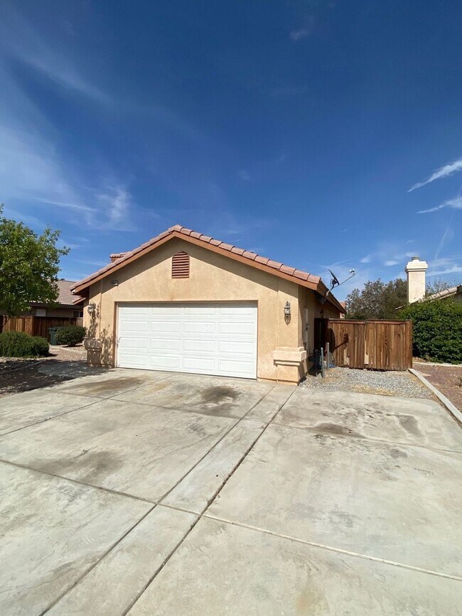 Foto del edificio - 4 BEDROOM ADELANTO HOME