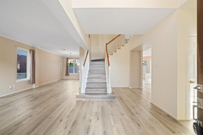 Building Photo - 15423 Clear Valley Dr