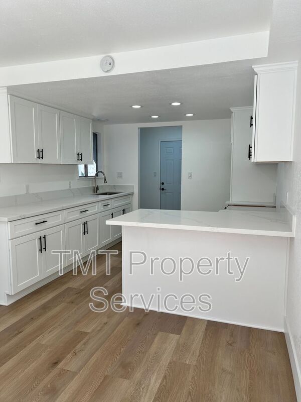 Building Photo - 610 E Newlove Dr