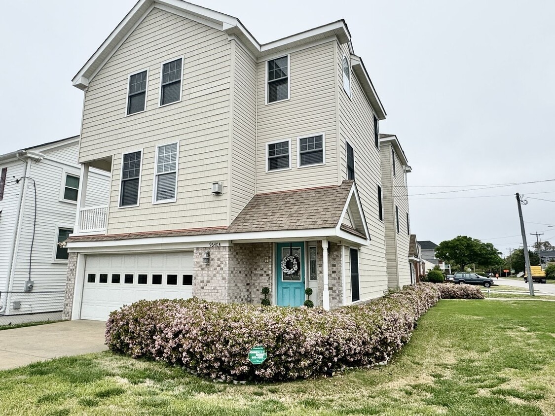 Primary Photo - Beautiful 3 Bedroom Duplex by the Beach! A...