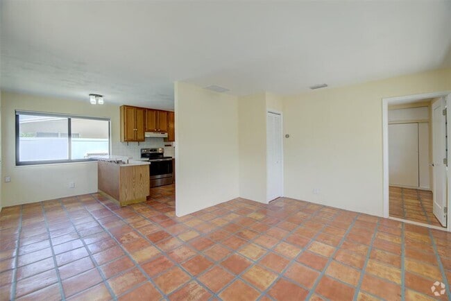 Building Photo - 805 NE 40th St