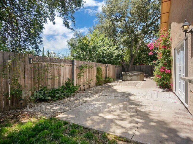 Building Photo - 8330 Foxfire Dr